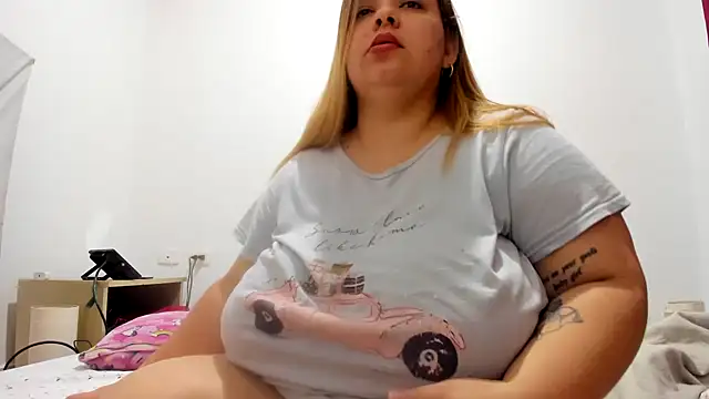 Snapshot of Blondylicious chatting on 03-20-25, 11:45 Blondylicious online show from 03-20-25, 11:45