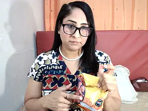 Snapshot of Indiankushy chatting on 02-18-25, 04:37 Indiankushy online show from 02-18-25, 04:37