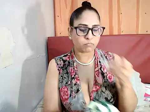 Snapshot of Indiankushy chatting on 03-18-25, 04:48 Indiankushy online show from 03-18-25, 04:48