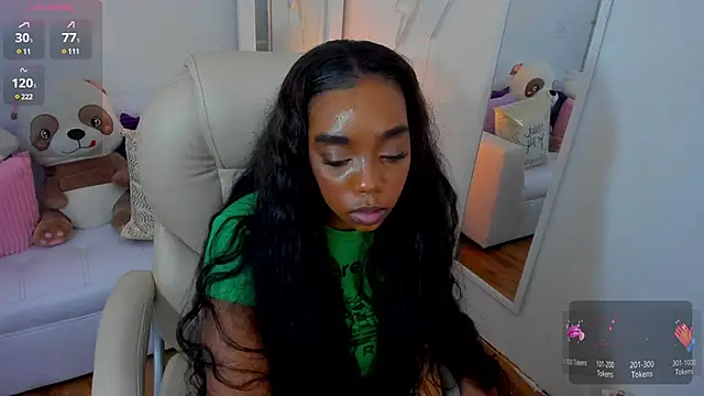 Snapshot of zobe_love chatting on 01-18-25, 06:24 zobe love online show from 01-18-25, 06:24