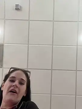 Snapshot of lolabunny9 chatting on 02-21-25, 06:37 lolabunny9 online show from 02-21-25, 06:37