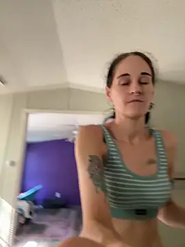 Snapshot of lolabunny9 chatting on 09-18-25, 01:57 lolabunny9 online show from 09-18-25, 01:57