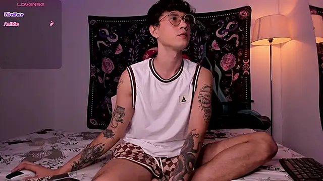 LeaneSeb online show from 12-19-24, 04:57