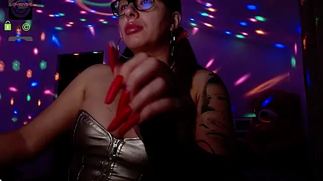 Snapshot of SonyaDevon chatting on 03-10-25, 04:07 SonyaDevon online show from 03-10-25, 04:07