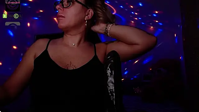 Snapshot of SonyaDevon chatting on 12-17-25, 04:07 SonyaDevon online show from 12-17-25, 04:07