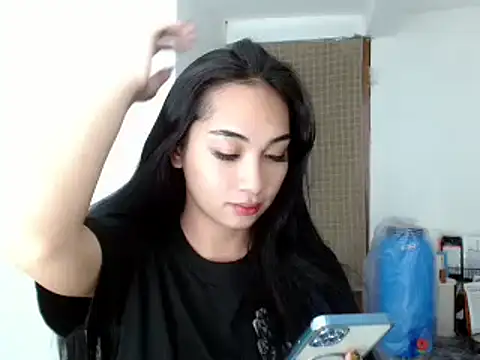 Snapshot of SweetLilly_18 chatting on 12-15-24, 05:31 SweetLilly 18 online show from 12-15-24, 05:31