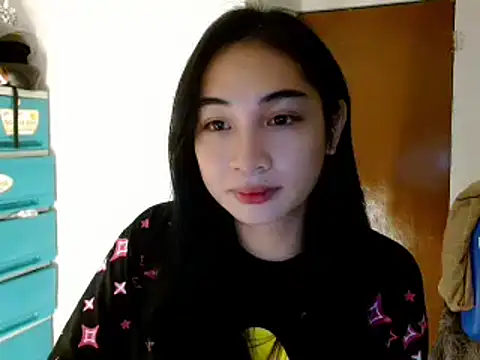 Snapshot of SweetLilly_18 chatting on 01-08-25, 05:48 SweetLilly 18 online show from 01-08-25, 05:48