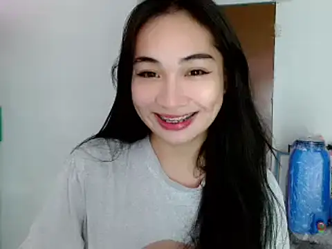 Snapshot of SweetLilly_18 chatting on 01-21-25, 12:29 SweetLilly 18 online show from 01-21-25, 12:29