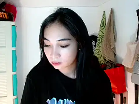 Snapshot of SweetLilly_18 chatting on 02-20-25, 05:23 SweetLilly 18 online show from 02-20-25, 05:23