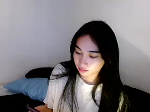 Snapshot of SweetLilly_18 chatting on 03-04-25, 04:17 SweetLilly 18 online show from 03-04-25, 04:17