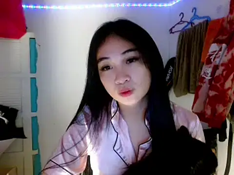 Snapshot of SweetLilly_18 chatting on 03-15-25, 03:06 SweetLilly 18 online show from 03-15-25, 03:06