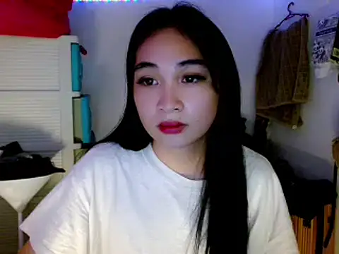 Snapshot of SweetLilly_18 chatting on 03-23-25, 05:54 SweetLilly 18 online show from 03-23-25, 05:54