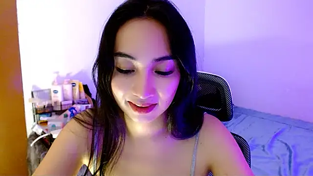 Snapshot of SweetLilly_18 chatting on 11-23-25, 03:06 SweetLilly 18 online show from 11-23-25, 03:06