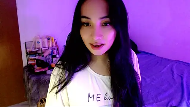 Snapshot of SweetLilly_18 chatting on 11-24-25, 03:28 SweetLilly 18 online show from 11-24-25, 03:28