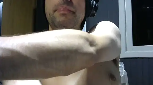 Snapshot of gauchors20 chatting on 03-12-25, 02:52 gauchors20 online show from 03-12-25, 02:52