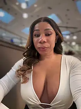 Snapshot of Belle___ chatting on 01-04-25, 10:34 Belle online show from 01-04-25, 10:34