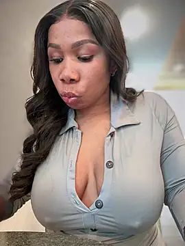 Snapshot of Belle___ chatting on 02-15-25, 06:23 Belle online show from 02-15-25, 06:23