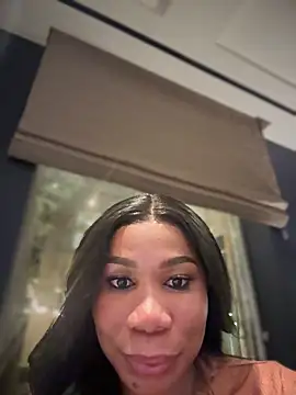 Snapshot of Belle___ chatting on 03-09-25, 01:56 Belle online show from 03-09-25, 01:56