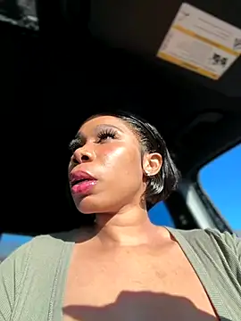 Snapshot of Belle___ chatting on 12-14-25, 03:06 Belle online show from 12-14-25, 03:06