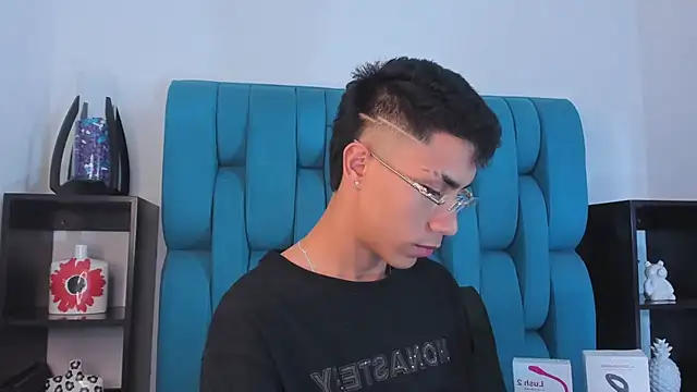 Snapshot of AlanNaughty chatting on 12-27-24, 08:07 AlanNaughty online show from 12-27-24, 08:07