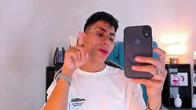 Snapshot of AlanNaughty chatting on 02-01-25, 05:18 AlanNaughty online show from 02-01-25, 05:18