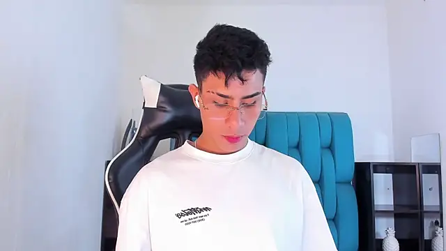 Snapshot of AlanNaughty chatting on 02-18-25, 10:47 AlanNaughty online show from 02-18-25, 10:47