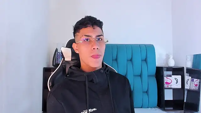 Snapshot of AlanNaughty chatting on 03-06-25, 08:05 AlanNaughty online show from 03-06-25, 08:05