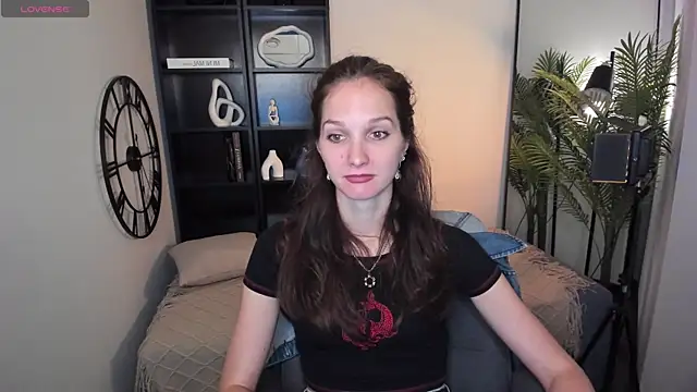 Snapshot of MirandaGlow chatting on 06-20-26, 05:32 MirandaGlow online show from 06-20-26, 05:32