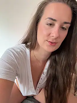 Snapshot of EllaMae chatting on 04-25-26, 11:13 EllaMae online show from 04-25-26, 11:13