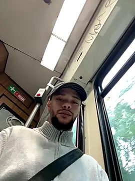 Snapshot of Lionayowe chatting on 10-08-25, 04:04 Lionayowe online show from 10-08-25, 04:04