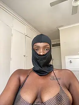 Snapshot of LuciousLips96 chatting on 02-26-26, 09:30 LuciousLips96 online show from 02-26-26, 09:30