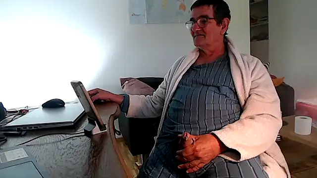Snapshot of silvio-aus-luzern-CH chatting on 05-14-26, 07:26 silvio-aus-luzern-CH online show from 05-14-26, 07:26