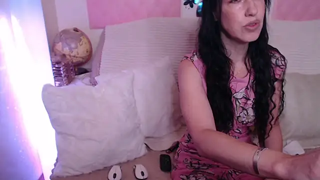 Snapshot of -carla- chatting on 10-10-25, 04:33 -carla- online show from 10-10-25, 04:33