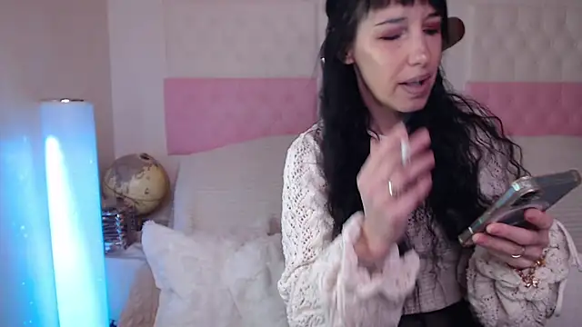 Snapshot of -carla- chatting on 11-19-25, 05:40 -carla- online show from 11-19-25, 05:40