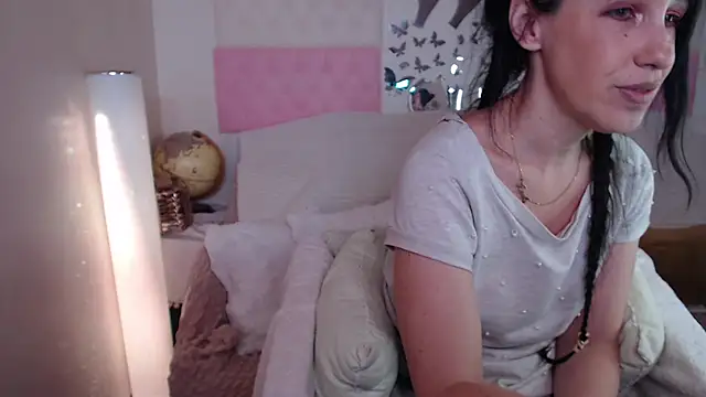 Snapshot of -carla- chatting on 11-26-25, 02:40 -carla- online show from 11-26-25, 02:40