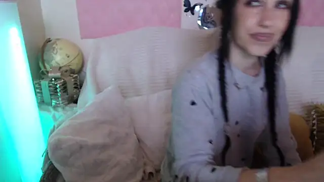 Snapshot of -carla- chatting on 06-11-26, 05:38 -carla- online show from 06-11-26, 05:38