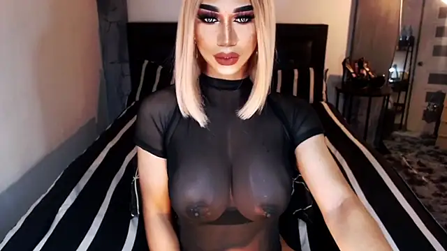 Snapshot of MassiveCockxMistress chatting on 11-01-25, 05:15 MassiveCockxMistress online show from 11-01-25, 05:15