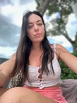 Snapshot of LilliThelo chatting on 10-23-25, 07:18 LilliThelo online show from 10-23-25, 07:18