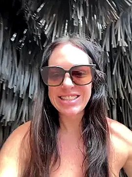 LilliThelo online show from 12-15-25, 04:06