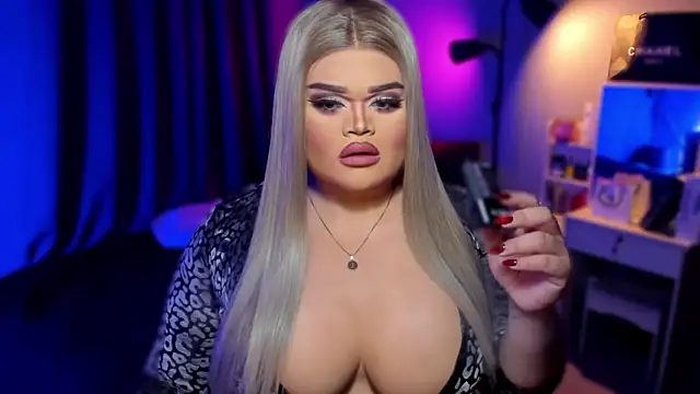 Snapshot of KarolinaThompson chatting on 12-15-24, 04:15 KarolinaThompson online show from 12-15-24, 04:15