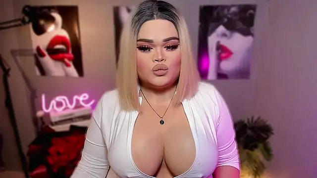 Snapshot of KarolinaThompson chatting on 10-22-25, 05:56 KarolinaThompson online show from 10-22-25, 05:56