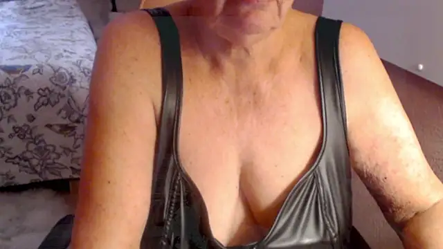Snapshot of GrannyChrissy68 chatting on 01-30-25, 12:37 GrannyChrissy68 online show from 01-30-25, 12:37