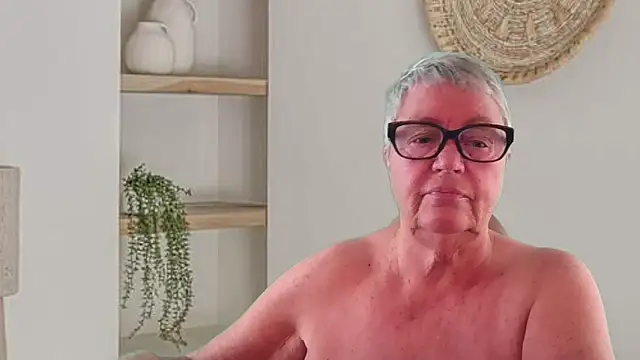 GrannyChrissy68 online show from 05-25-26, 09:10