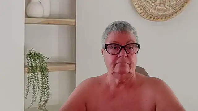 GrannyChrissy68 online show from 06-28-26, 12:33