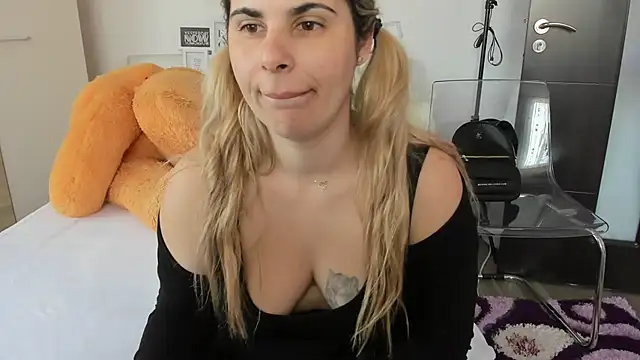 Snapshot of sweetemy4u chatting on 03-22-25, 10:49 sweetemy4u online show from 03-22-25, 10:49
