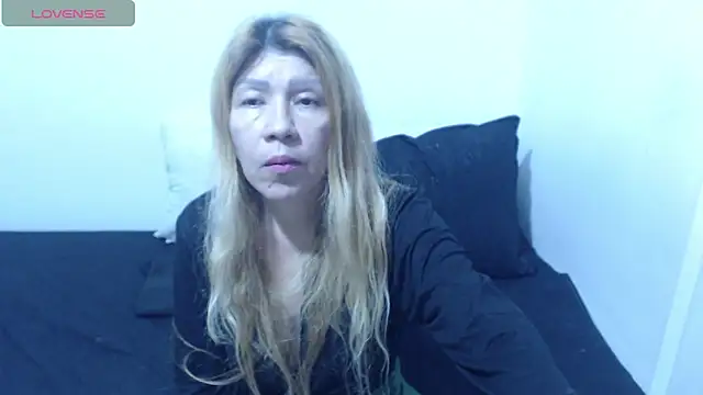 Snapshot of Dulce-Bella chatting on 05-08-26, 02:44 Dulce-Bella online show from 05-08-26, 02:44