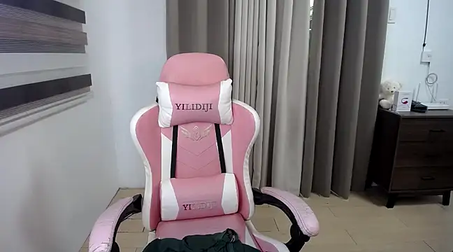 Snapshot of Bombshell_Ashy chatting on 02-26-25, 11:59 Bombshell Ashy online show from 02-26-25, 11:59