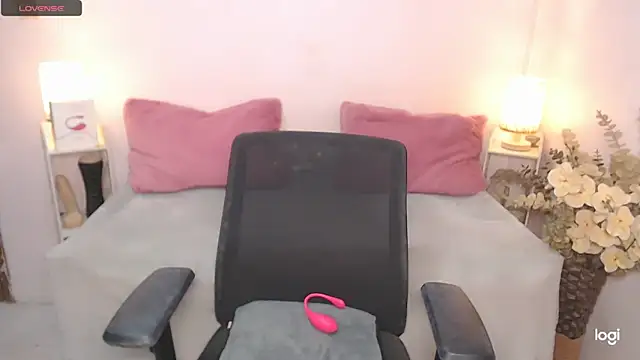 Snapshot of AmazingDREAMGirl chatting on 12-16-24, 01:22 AmazingDREAMGirl online show from 12-16-24, 01:22