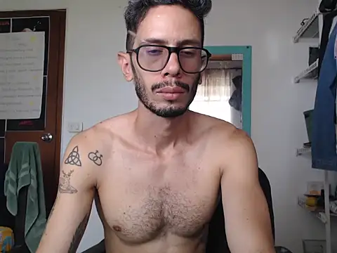 Snapshot of alisterxxx chatting on 06-22-26, 03:42 alisterxxx online show from 06-22-26, 03:42