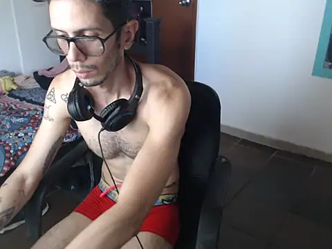 Snapshot of alisterxxx chatting on 07-07-26, 03:38 alisterxxx online show from 07-07-26, 03:38